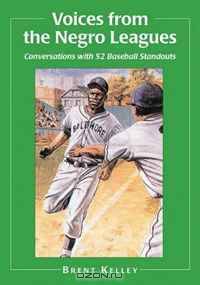 Voices from the Negro Leagues: Conversations with 52 Baseball Standouts of the Period 19241960 [Large Print]