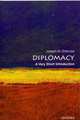 Diplomacy. A Very Short Introduction, Joseph M. Siracusa 