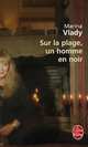 Sur la plage, un homme en noir, Marina Vlady 